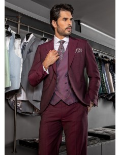 Traje de novio granate