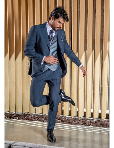 Traje de novio con corte dinámico