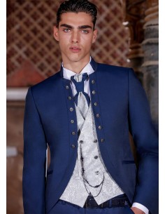 Traje de novio con cuello mao y botones dorados