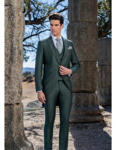 Traje con chaleco liso y corbata a rayas