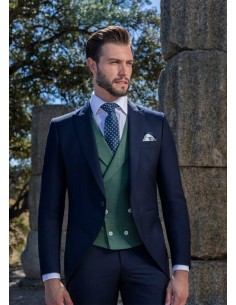 Traje de novio con chaleco verde y botonadura blanca