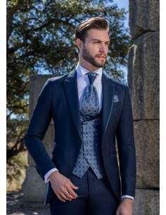 Traje de novio azul con chaleco y corbatón