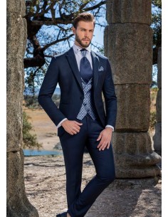 Traje de novio clásico corte entallado
