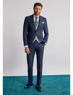 Traje de novio azul entallado