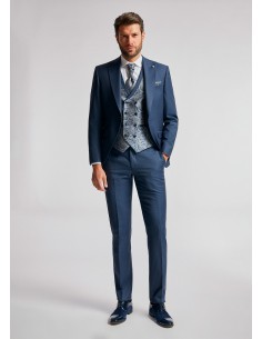 Traje de novio azul intenso con corte entallado