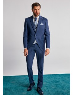 Traje de novio azul con estilo clásico renovado