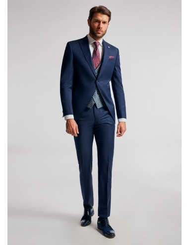 Traje de novio imperial con acabado entallado