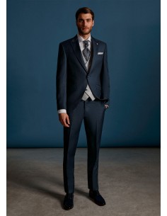 Traje de novio sobrio y elegante