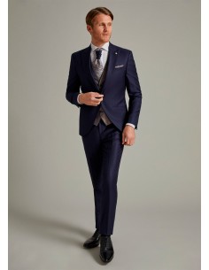 Traje de novio azul con diseño refinado