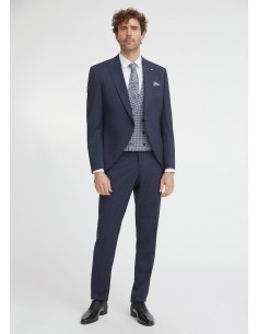 Traje azul diplomático con corte sastre